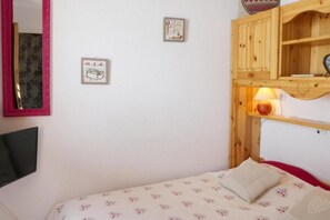 1 bedroom, WiFi, bed sheets - 10m from ski slopes, 2nd floor, balcony, ski locker, 25m², Méribel-Mottaret (Les Allues)