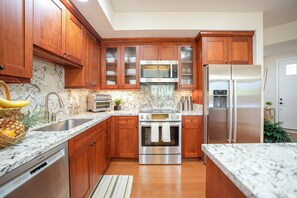 Fridge, microwave, oven, stovetop - Sunset vista condo with WiFi, central ac, lanai, w/d, onsite pool/spa (Koloa)