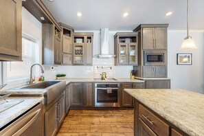 Fridge, microwave, oven, stovetop - Modern, spacious home with private hot tub & W/D - great location (Fraser)
