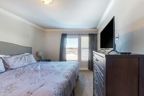 4 bedrooms, iron/ironing board, Internet, bed sheets - Modern, spacious home with private hot tub & W/D - great location (Fraser)