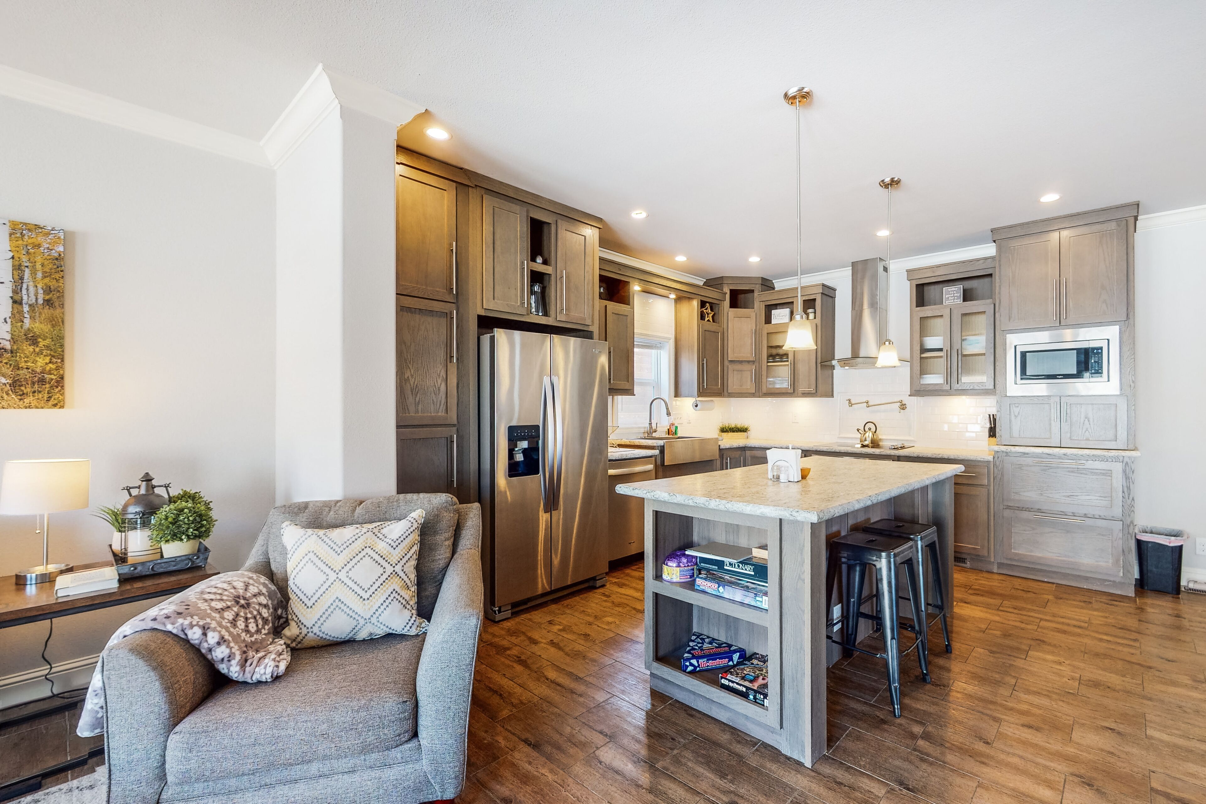 Modern, spacious home with private hot tub & W/D - great location