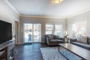 TV, DVD player, books, video library - Modern, spacious home with private hot tub & W/D - great location (Fraser)