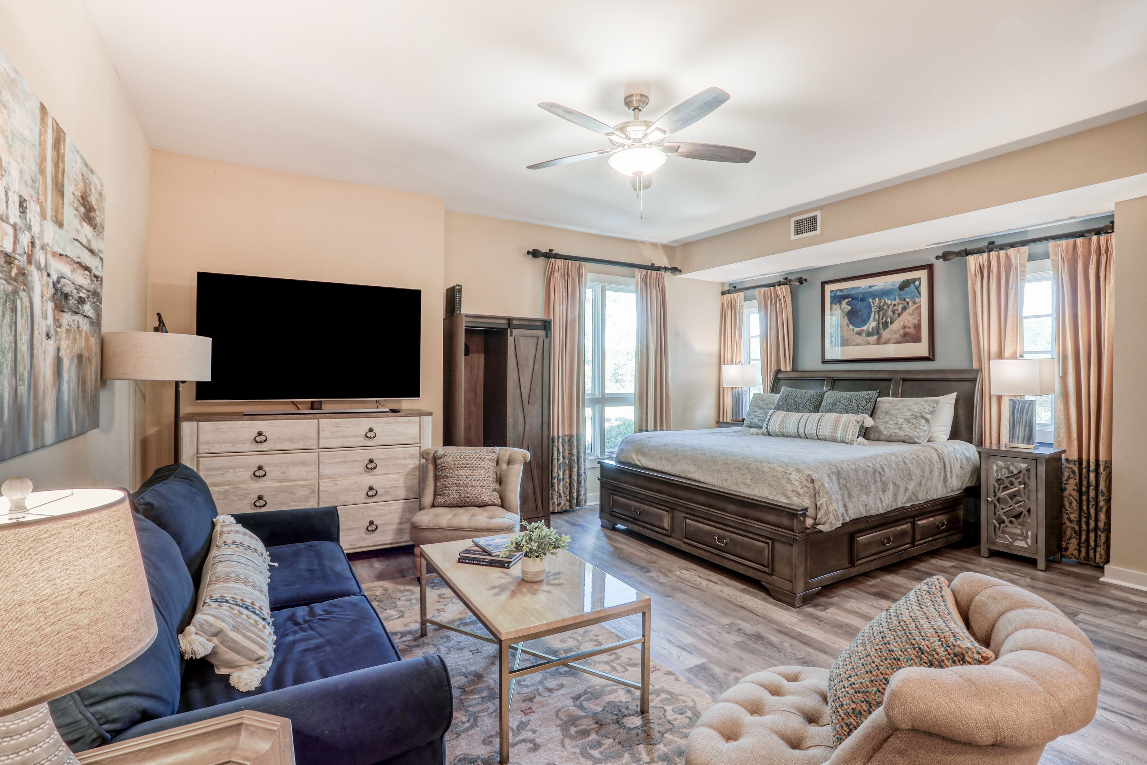 Efficient getaway on golf course with shared pool, free WiFi, AC & full kitchen