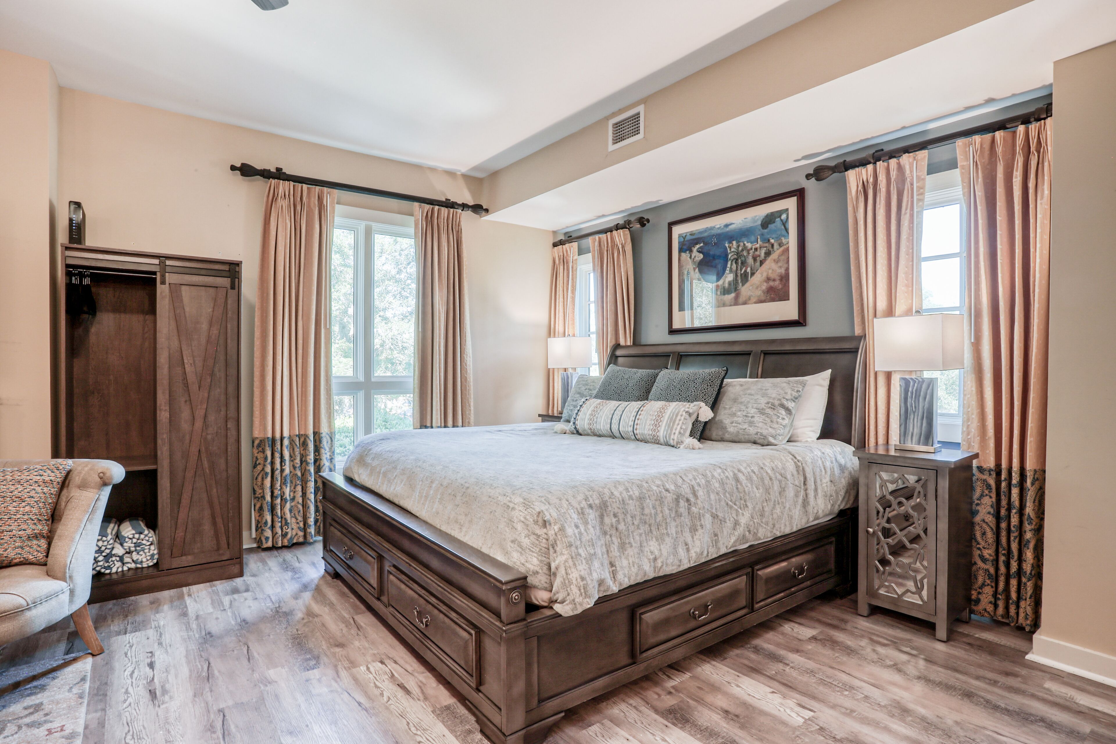 Efficient getaway on golf course with shared pool, free WiFi, AC & full kitchen