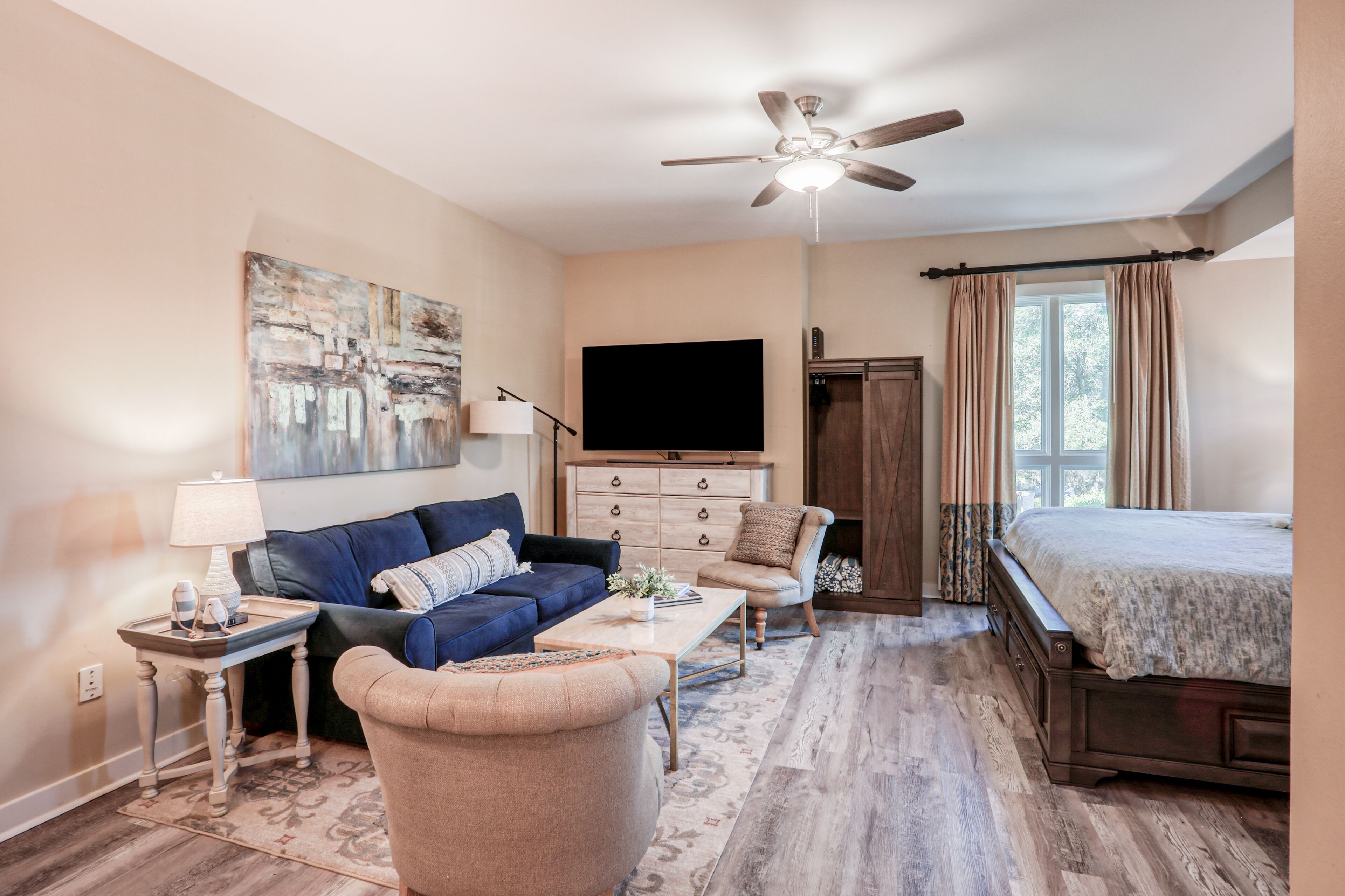 Efficient getaway on golf course with shared pool, free WiFi, AC & full kitchen