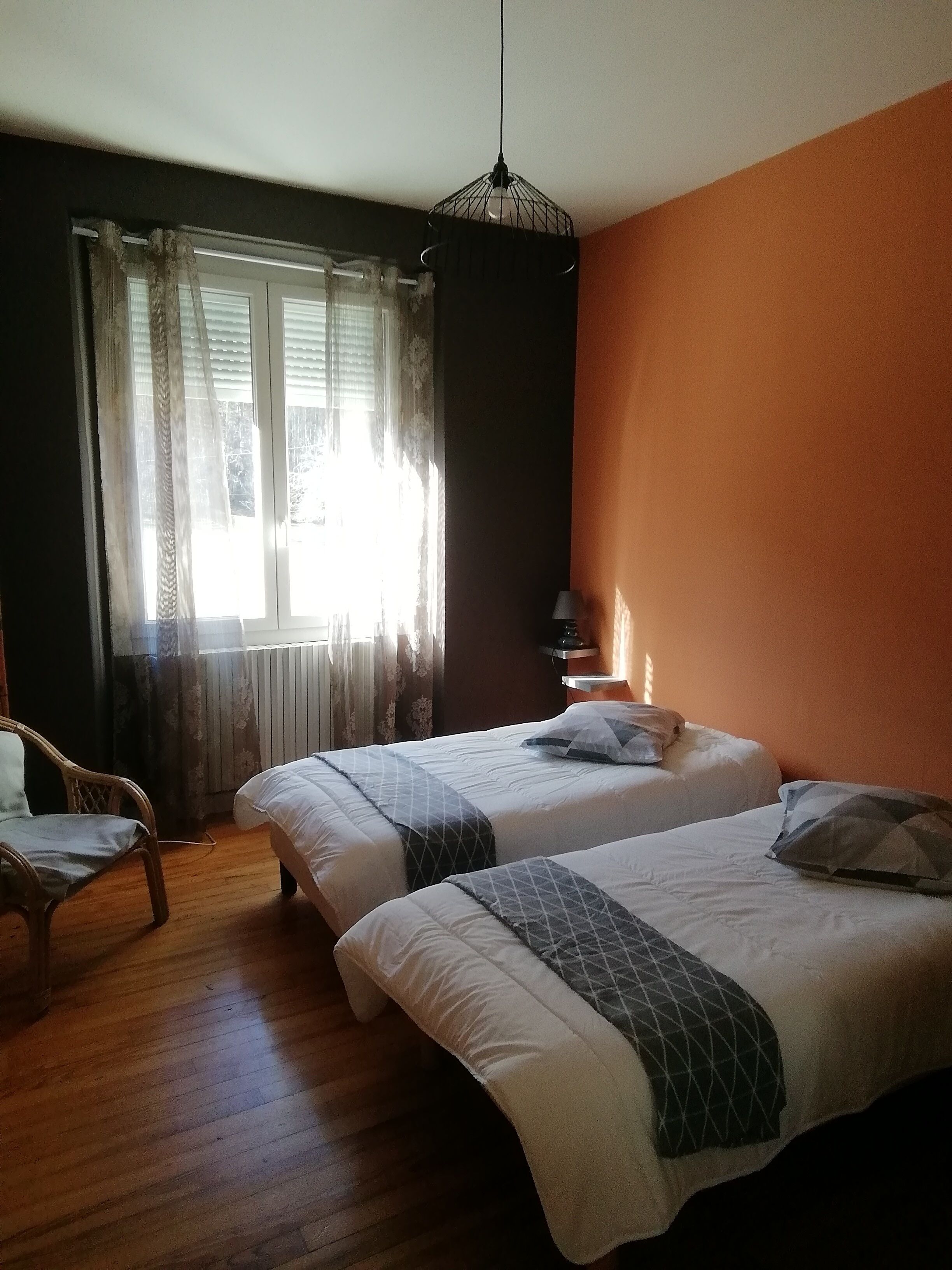 6 chambres, bureau, fer et planche à repasser, lits bébé