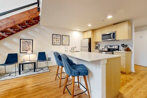 Fridge, microwave, oven, stovetop - Gorgeous loft in heart of Wallingford with walk score of 96, rooftop deck, & AC (Seattle)