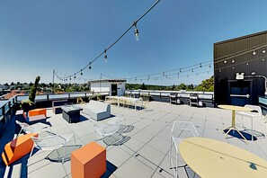 Outdoor dining - Gorgeous loft in heart of Wallingford with walk score of 96, rooftop deck, & AC (Seattle)