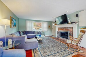 TV - Waterfront Cape house with large deck, fireplace, modern kitchen & grassy yard (East Falmouth)
