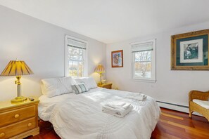 4 bedrooms, internet, bed sheets - Waterfront Cape house with large deck, fireplace, modern kitchen & grassy yard (East Falmouth)