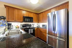 Refrigerador, microondas, horno y parrilla de estufa