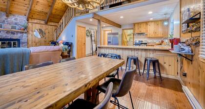 Mountain Lodge with WiFi, Gas Grill, Large Deck, Full kitchen, Game Room & More