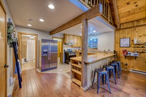 ثلاجة، ميكروويف، فرن، موقد طهي مسطح