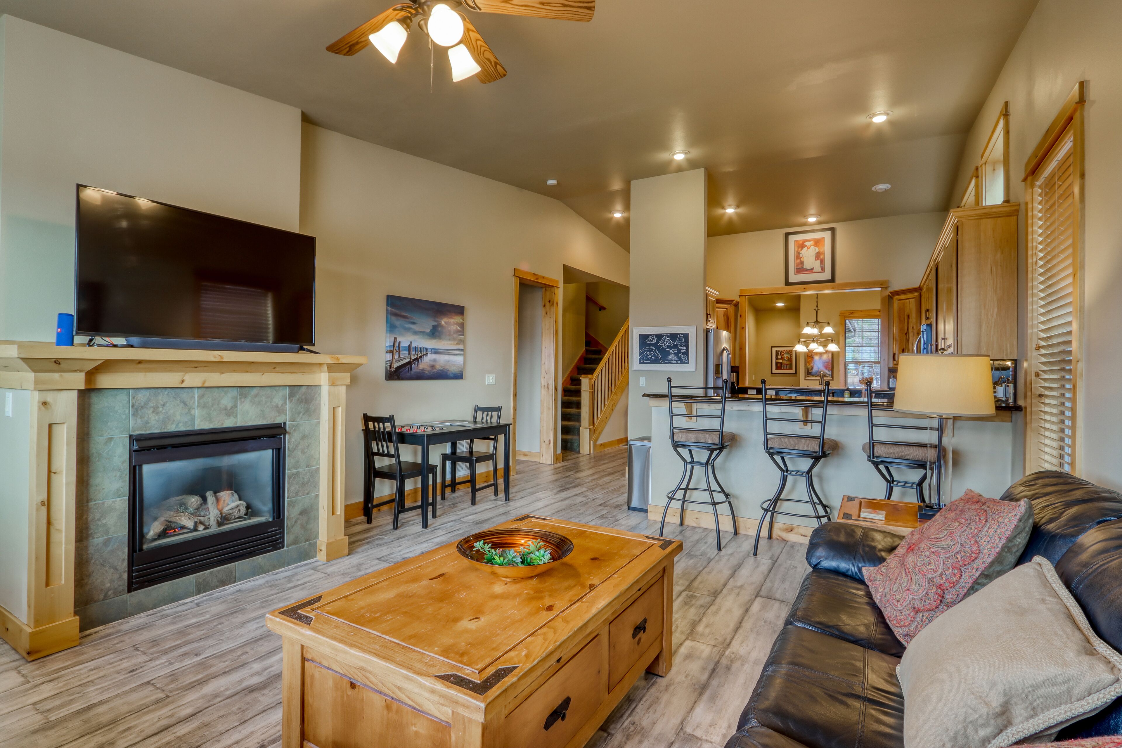 Mountain view townhouse with WiFi, fireplace, central AC - near shops and dining