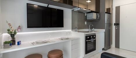 ثلاجة، ميكروويف، فرن، موقد طهي مسطح