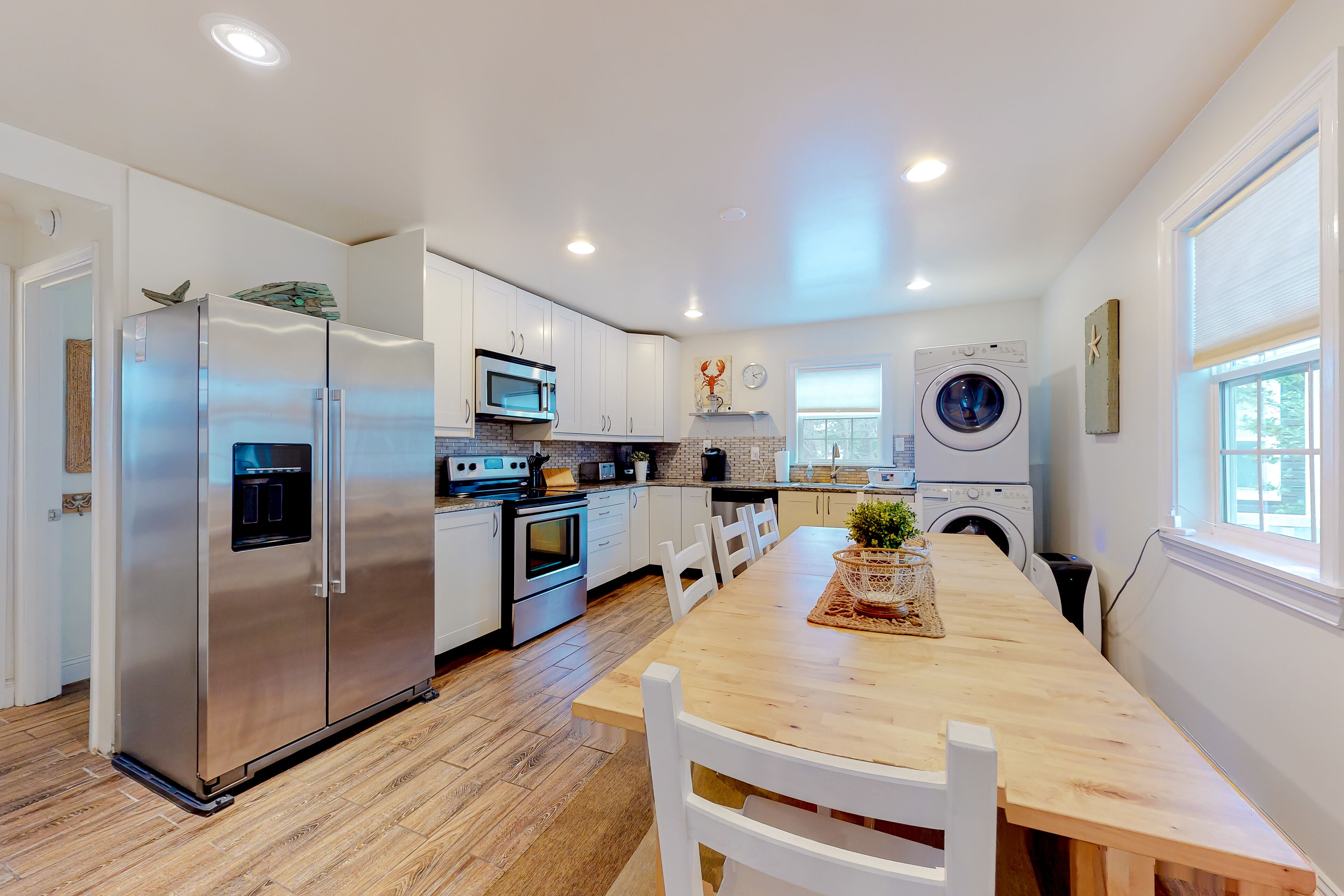 Radiant duplex with fast WiFi, central AC & private W/D - close to the beach