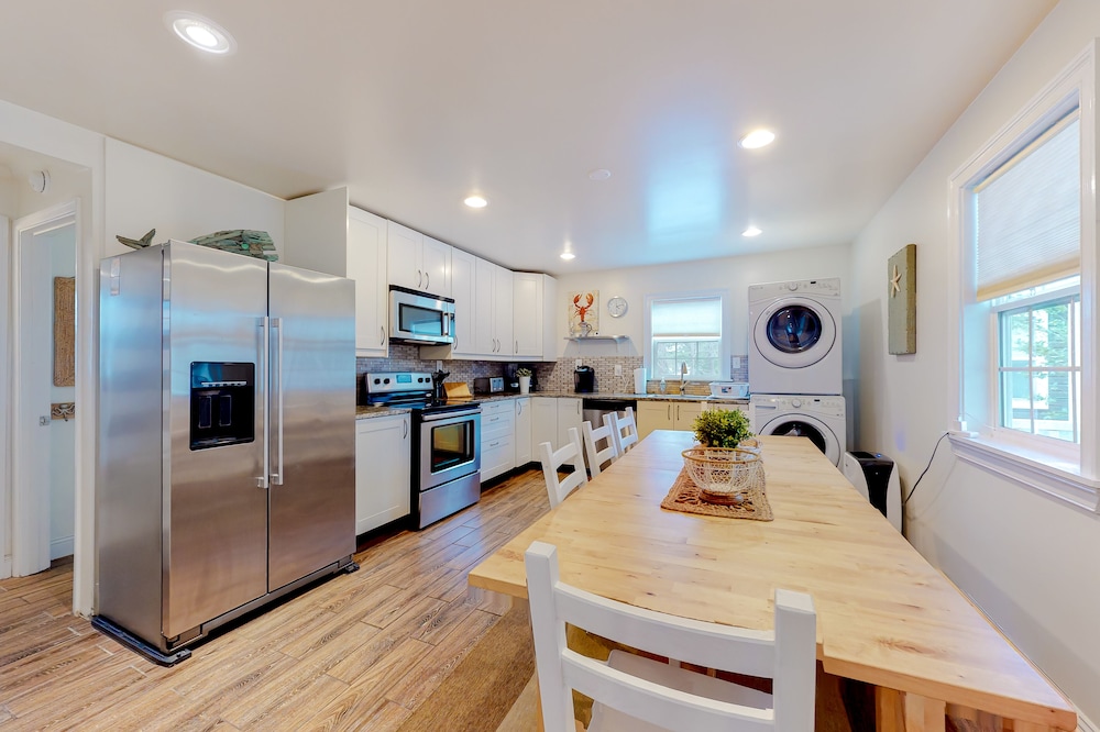 Radiant duplex with fast WiFi, central AC & private W/D - close to the beach