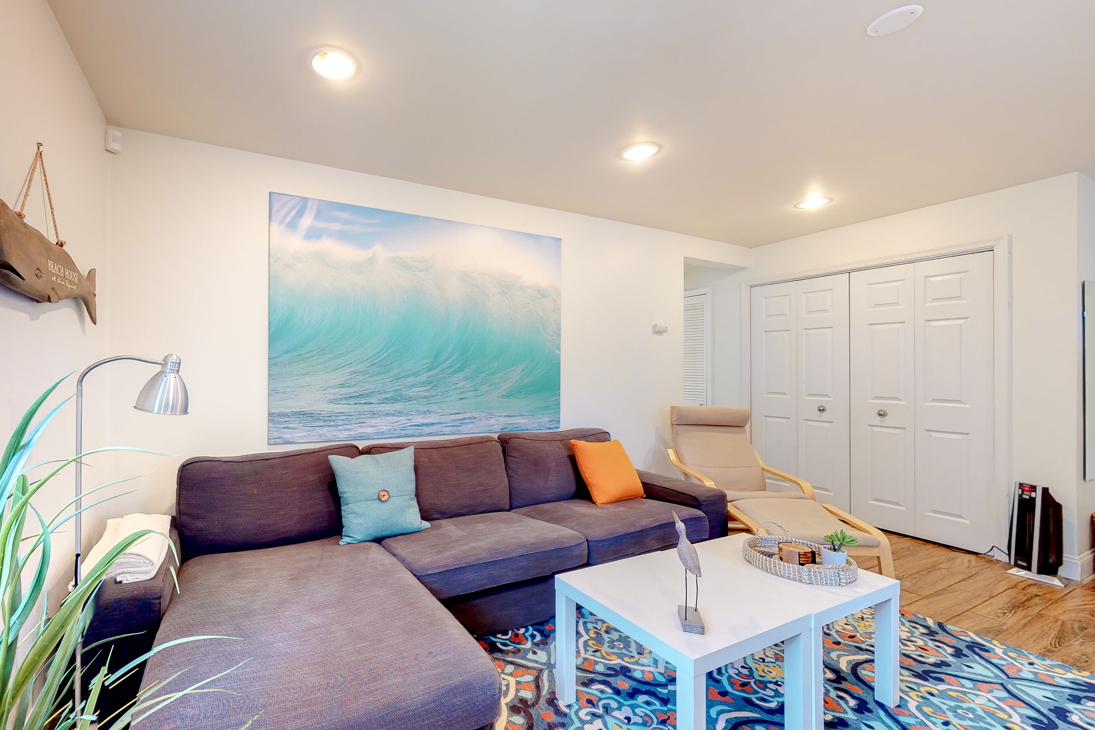 Radiant duplex with fast WiFi, central AC & private W/D - close to the beach