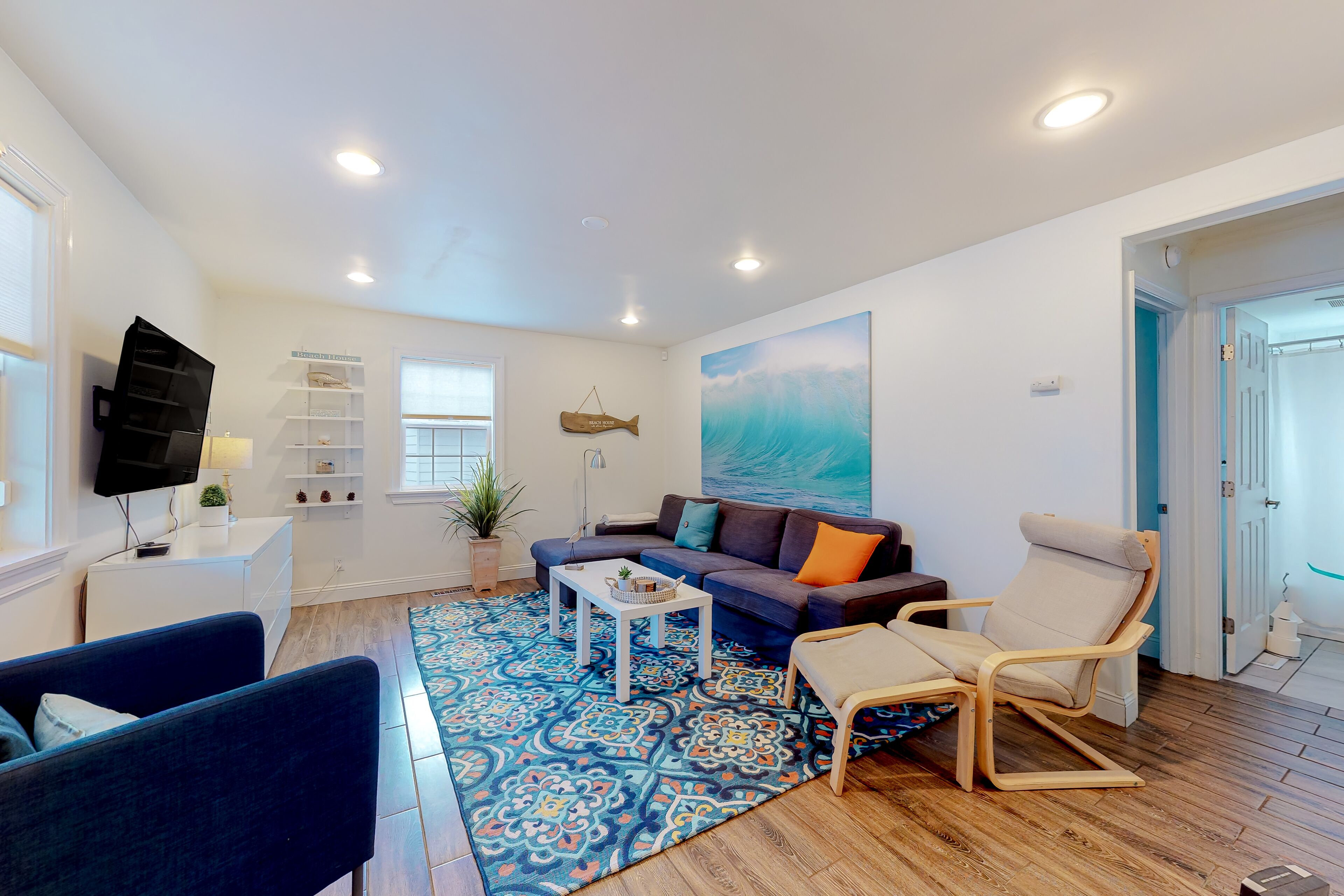 Radiant duplex with fast WiFi, central AC & private W/D - close to the beach