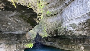 Une formation rocheuse naturelle avec une cascade.