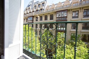 A balcony with ornate iron railings overlooking a building with multiple windows and balconies. - Prime location, downtown, next to Avda., 5-minute walk to the beaches and the Old Town (Donostia)