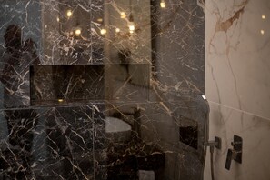 Bruser, hårtørrer, badekåber, bidet