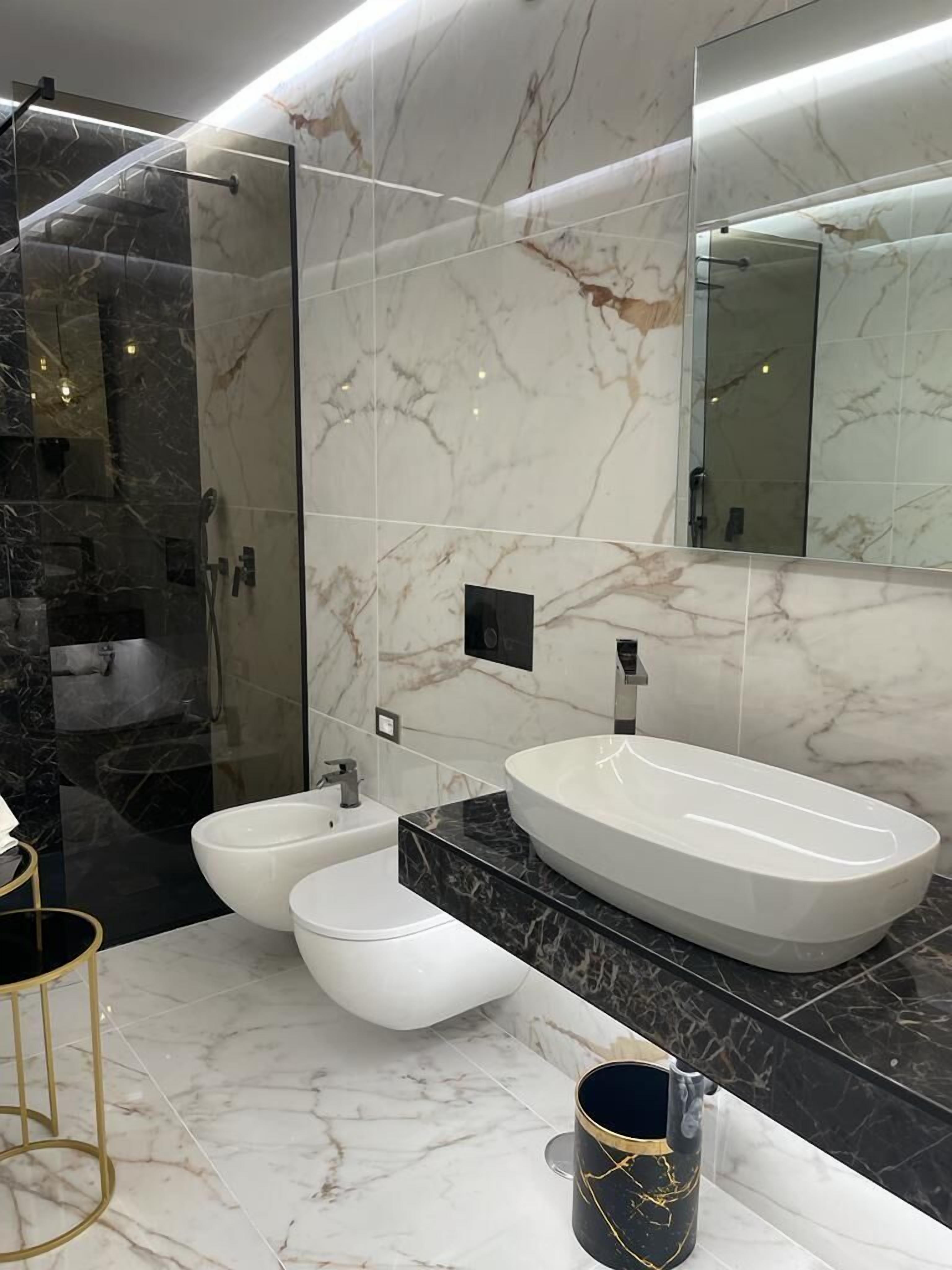 Doccia, asciugacapelli, accappatoio, bidet