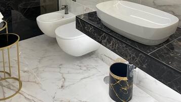 Doccia, asciugacapelli, accappatoio, bidet