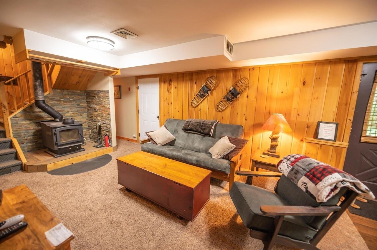 5BR Chalet, Hot Tub, Close to Mt Snow & Stratton