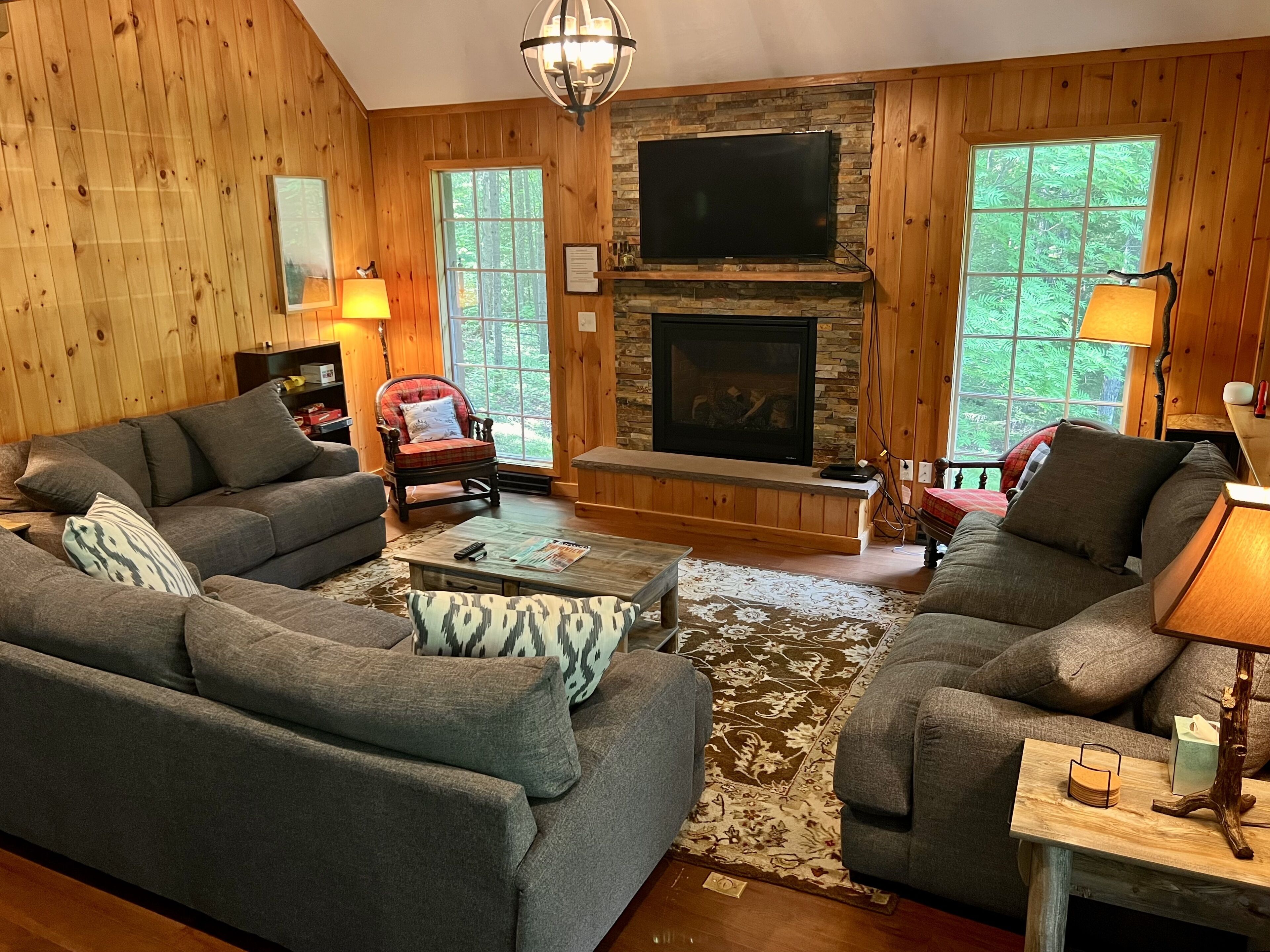 5BR Chalet, Hot Tub, Close to Mt Snow & Stratton