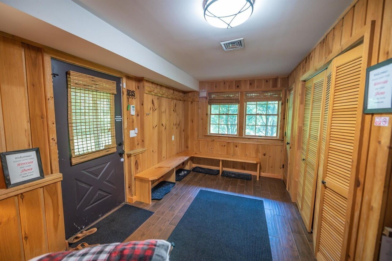5BR Chalet, Hot Tub, Close to Mt Snow & Stratton