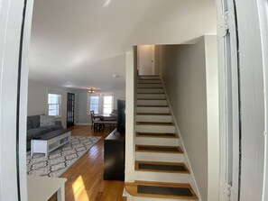 Smart TV, DVD player, books - Cheerful 3-Bedroom Home Close to Downtown Brunswick (Brunswick)