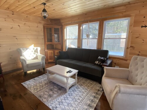 Cheerful 3-Bedroom Home Close to Downtown Brunswick