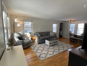 Smart TV, DVD player, books - Cheerful 3-Bedroom Home Close to Downtown Brunswick (Brunswick)