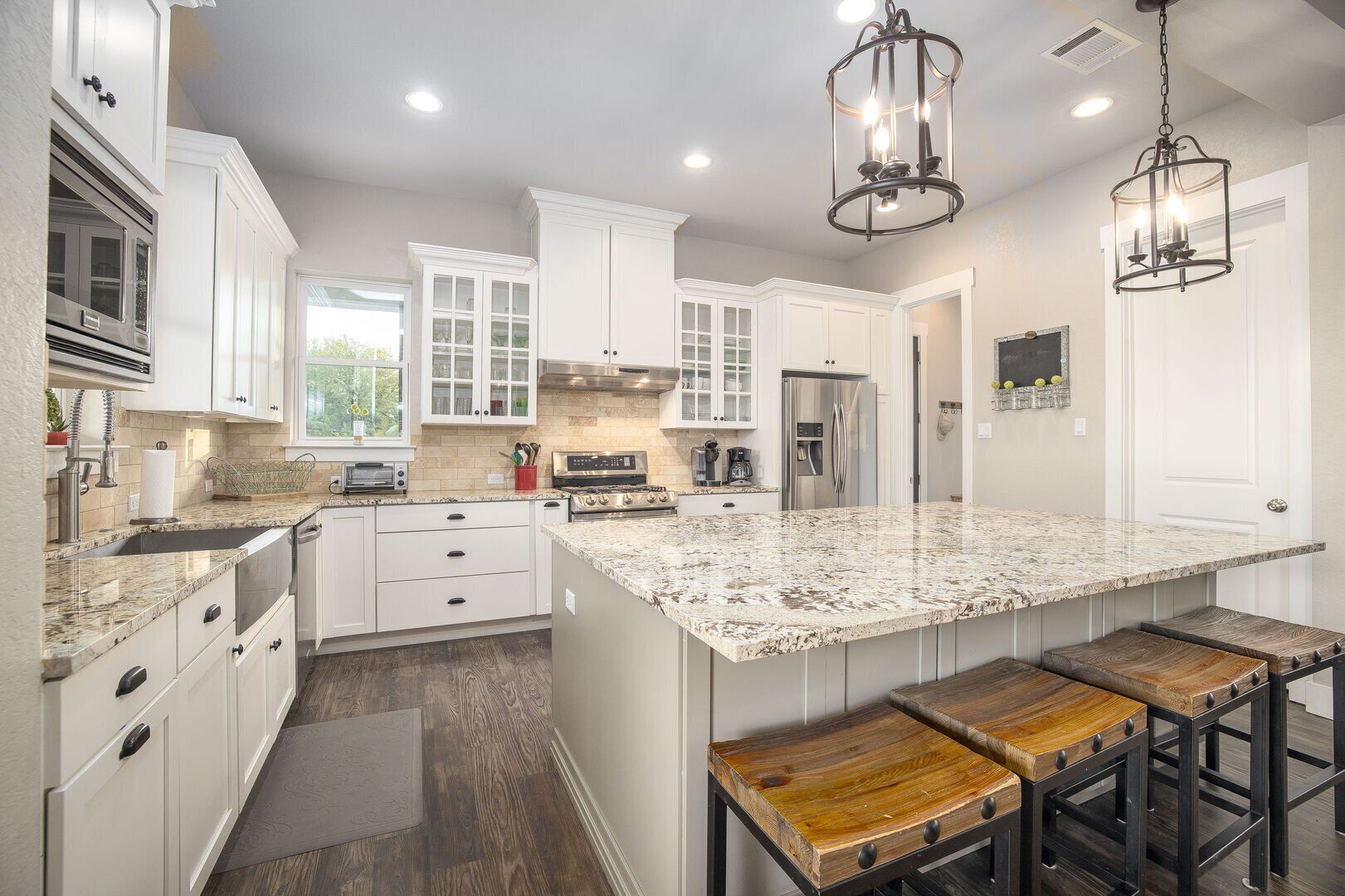 Frigorífico, microondas, horno y placa de cocina