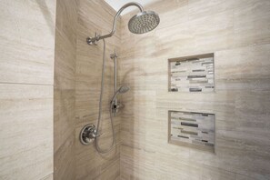 Baignoire, sèche-cheveux, serviettes fournies