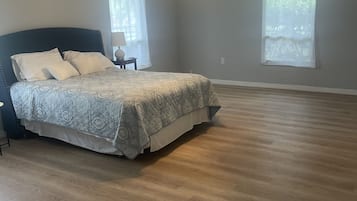 3 bedrooms, desk, iron/ironing board, free WiFi