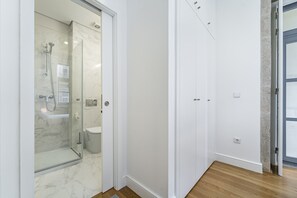 Een douche, een haardroger, handdoeken, zeep