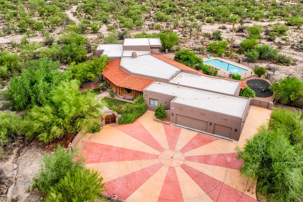 Exquisite ranch home with private pool, hot tub, gourmet kitchen, & patio