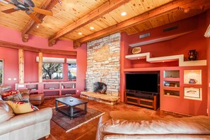 Televisión, chimenea, tenis de mesa y libros 