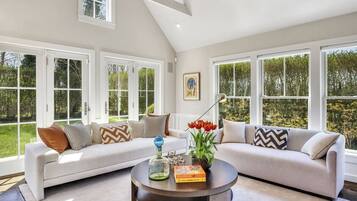 Smart-TV, Kamin, Stereoanlage