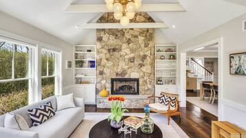 Smart-TV, Kamin, Stereoanlage