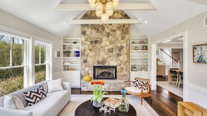 Smart TV, chimenea, estéreo