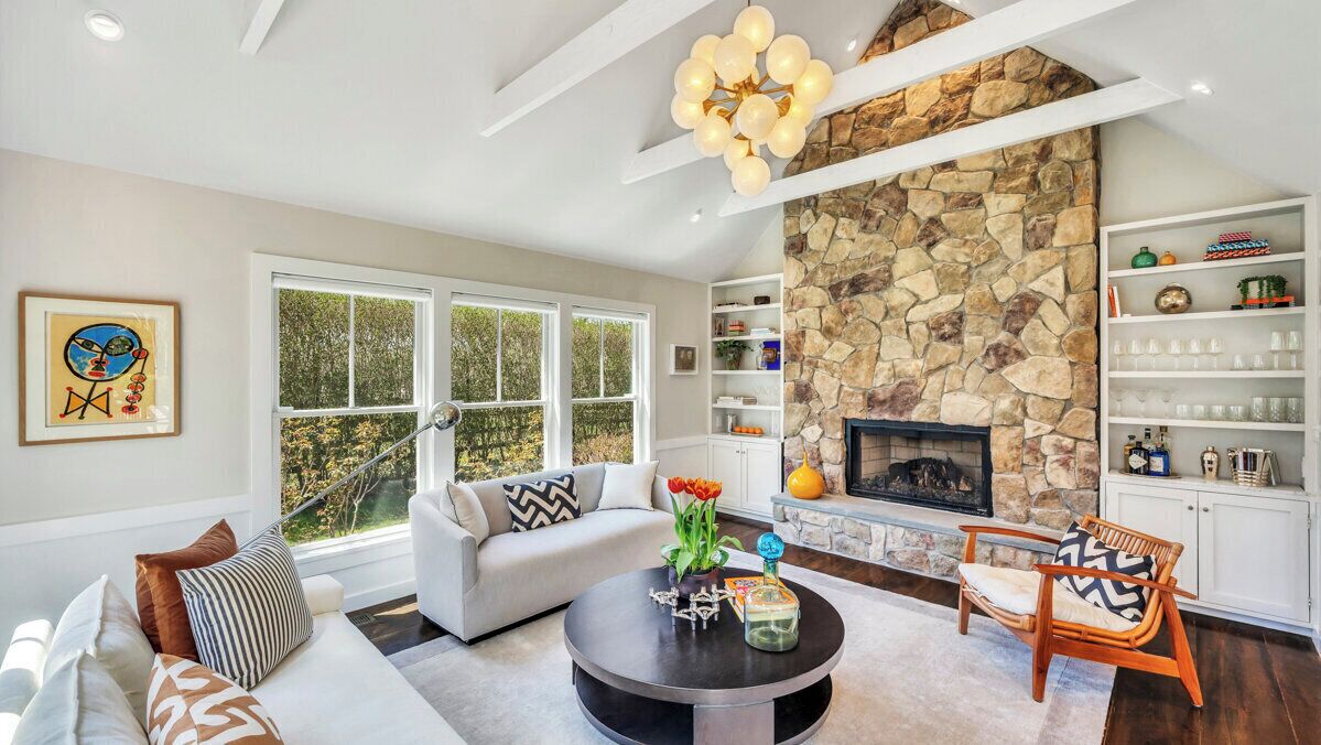 TV connectée, cheminée, chaîne hi-fi