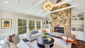 Smart TV, fireplace, stereo