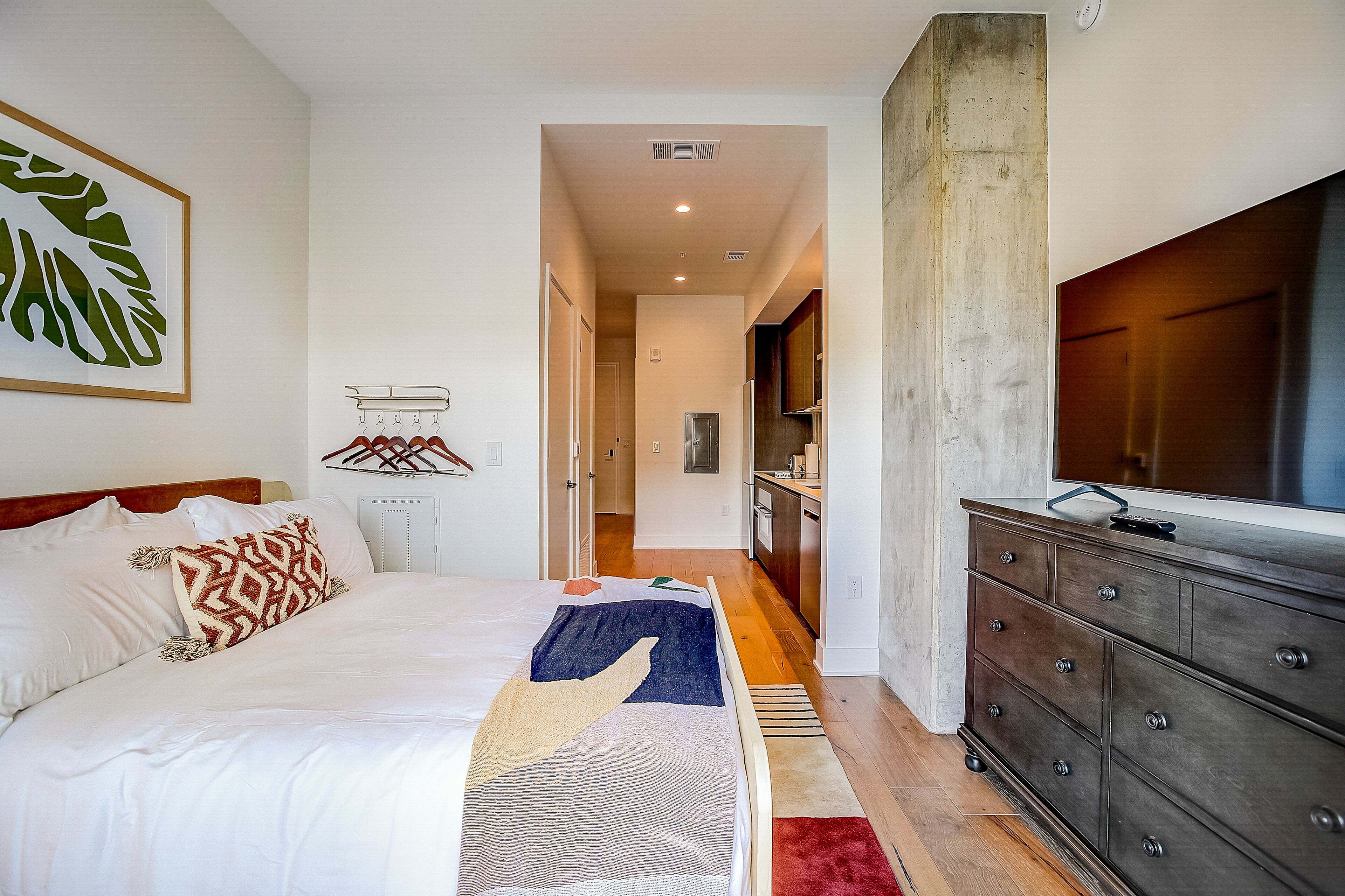 Stylish Rainey Street condo w/private balcony - rooftop pool & gym