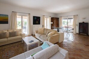 Télévision, cheminée, chaîne hi-fi