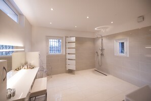 Baignoire, séchoir à cheveux, serviettes fournies