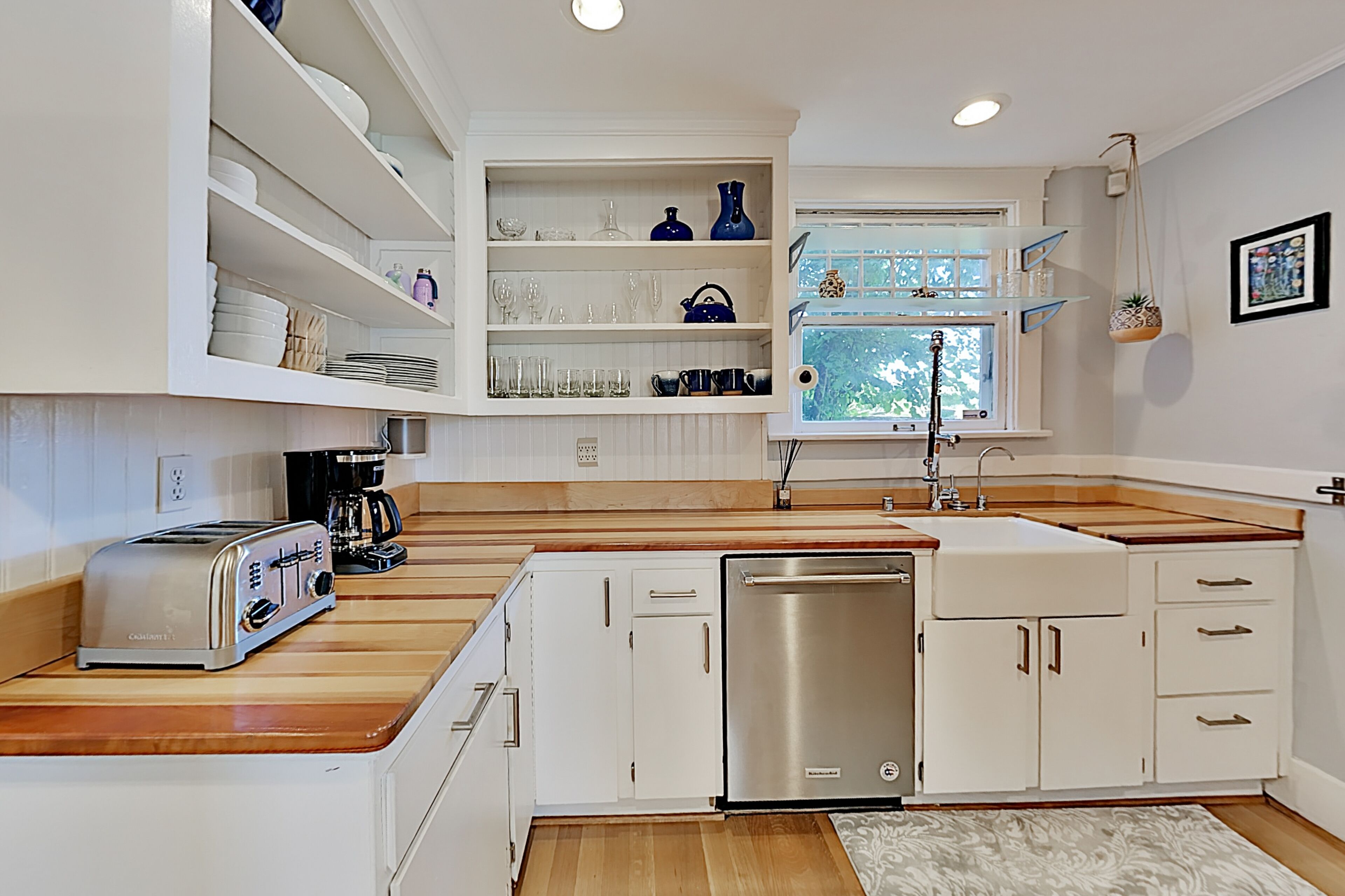 Contemporary Craftsman: Skyline Views, A/C, Epic Outdoor Entertaining Space