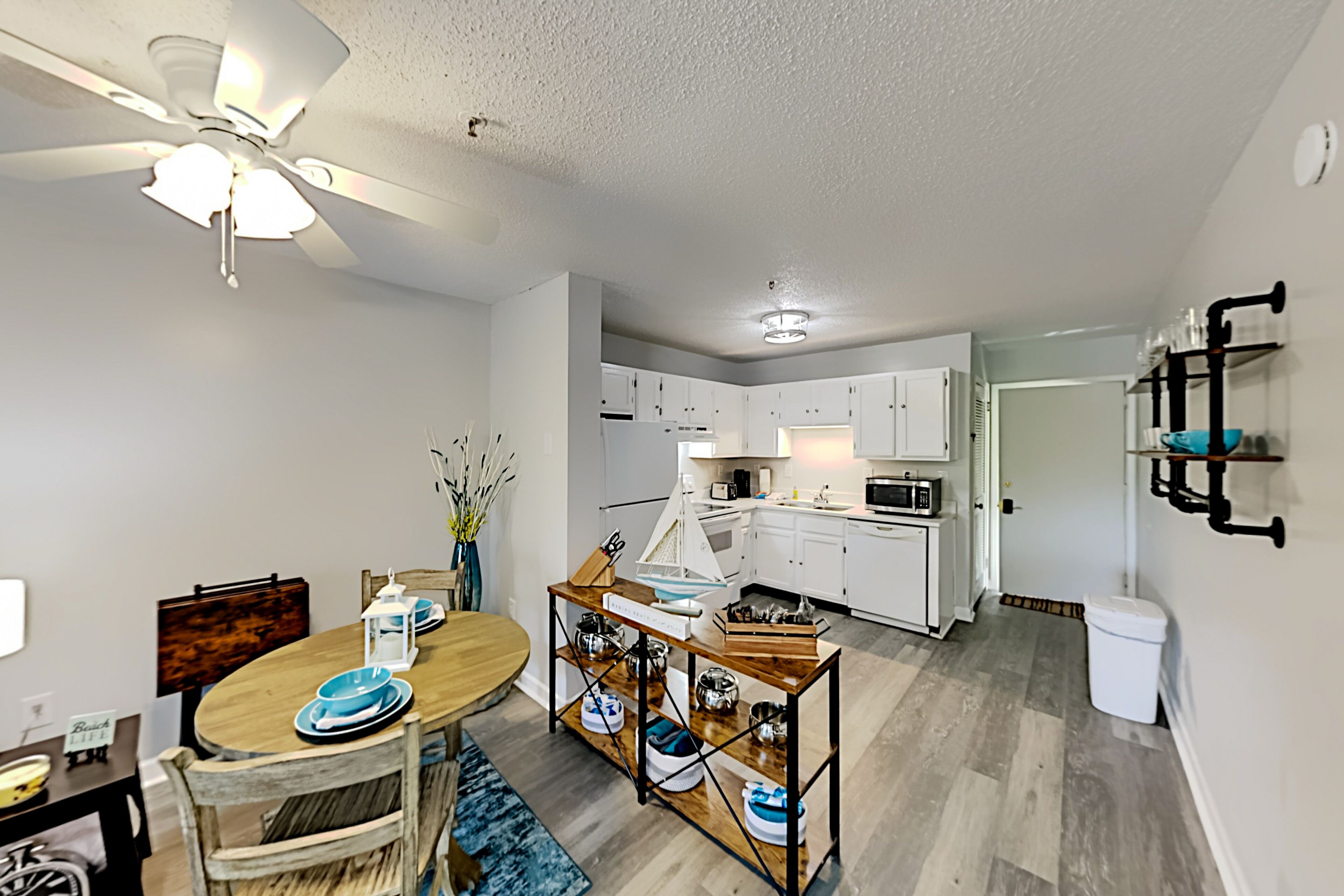 Resort gem with pools, hot tub, gym & in-unit washer/dryer - close walk to beach